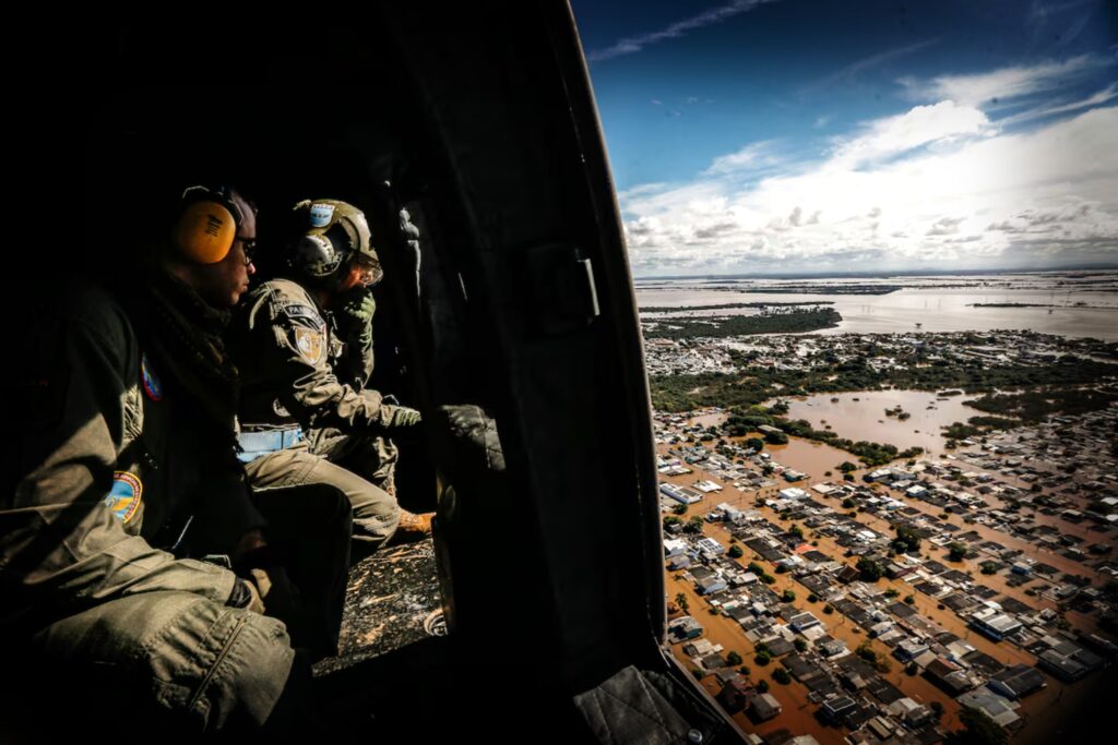 Militares do Exército passam pela cidade de Eldorado (RS) após operação na cidade de Triunfo para levar mantimentos a pessoas desabrigadas, em maio de 2024. Foto: WILTON JUNIOR/ESTADÃO