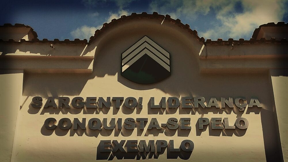 Portão das Armas da ESA - Sargento liderança conquista-se pelo exemplo