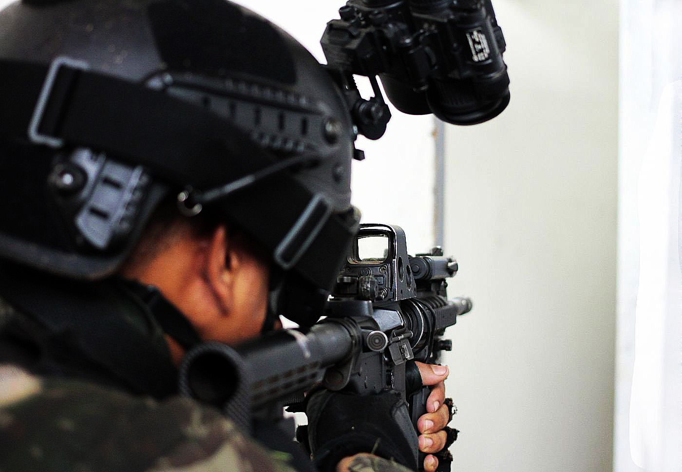 Armamentos, equipamentos, treinamentos e mentalidade diferenciados.