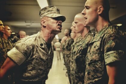 instrutor grita com aluno militar durante formação
